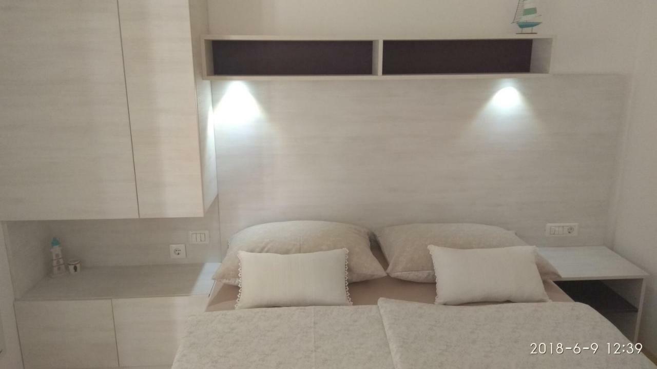 Apartments Niana With Heated Seawater Swimingpool Donji Okrug  Екстер'єр фото