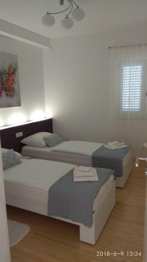Apartments Niana With Heated Seawater Swimingpool Donji Okrug  Екстер'єр фото